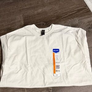 White basic t shirt